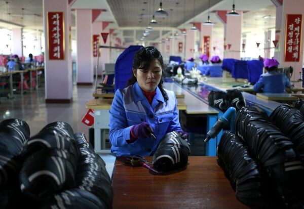 کارمند شرکت تولید بوت - شهر پیونگ یانگ، پایتخت کوریای شمالی - اسپوتنیک افغانستان  