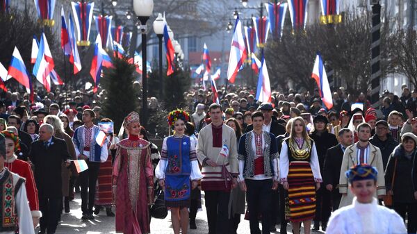 Праздничное шествие, посвященное 5-й годовщине Общекрымского референдума 2014 года и воссоединения Крыма с Россией, на одной из улиц в Симферополе - اسپوتنیک افغانستان  