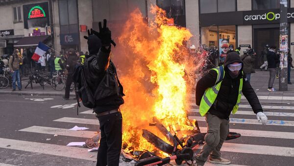 اعتراض جلیقه زردها در فرانسه با آتش‌زدن بانک به خشونت کشیده شد + ویدیو - اسپوتنیک افغانستان  