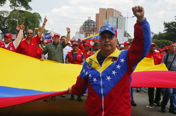 تظاهرات حامیان نیکلاس مادورو، رئیس جمهور ونزوئلا – کاراکاس، پایتخت ونزوئلا - اسپوتنیک افغانستان  