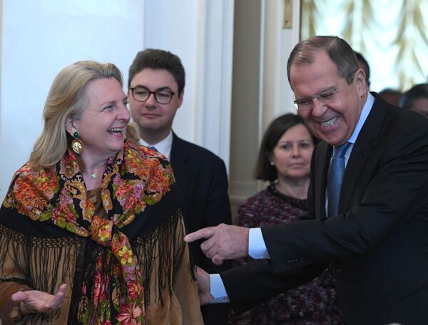 سرگئی لاوروف، وزیر امور خارجه روسیه با کارین کنایسل، همتای اتریشی اش - اسپوتنیک افغانستان  
