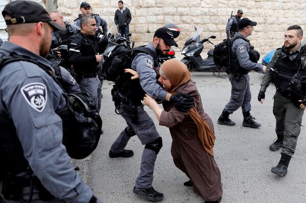 تلاش زن فلسطینی برای عبور از میان پولیس های اسرائیلی - اسپوتنیک افغانستان  