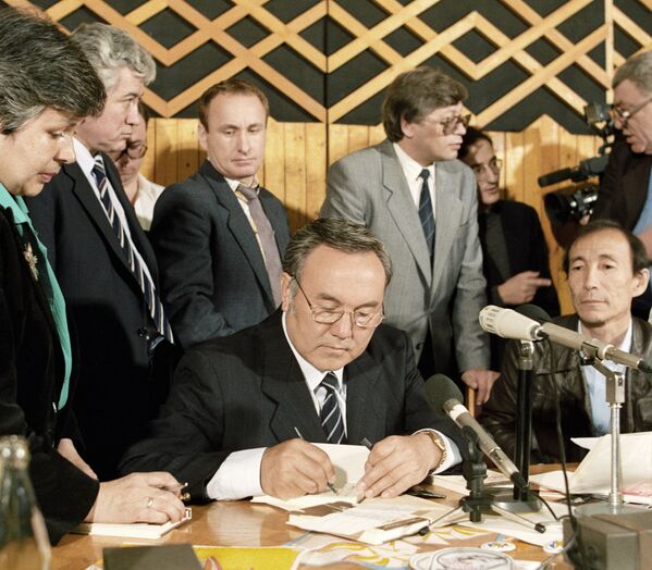 نورسلطان نظربایف، رئیس جمهور قزاقستان هنگام معرفی کتاب جدیدش – سال ۱۹۹۱ - اسپوتنیک افغانستان  