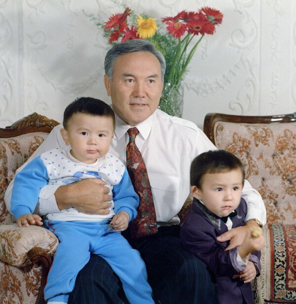 نورسلطان نظربایف، رئیس جمهور قزاقستان همراه با نواسه های خود - ۱۹۹۳ - اسپوتنیک افغانستان  
