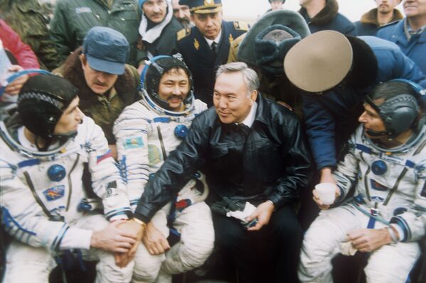 نورسلطان نظربایف، رئیس جمهور قزاقستان شوروی در حال دیدار با فضانوردان - ۱۹۹۴ - اسپوتنیک افغانستان  