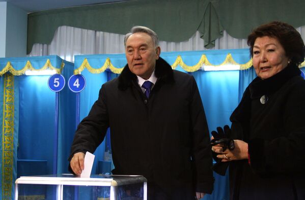 نورسلطان نظربایف، رئیس جمهور قزاقستان با همسرش در حال رای دهی - ۲۰۱۱ - اسپوتنیک افغانستان  