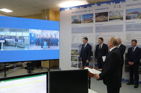 ولادیمیر پوتین، رئیس جمهور روسیه در جریان بازدید از نیروگاه حرارتی بالکلاوا - شبه جزیره کریمیا - اسپوتنیک افغانستان  