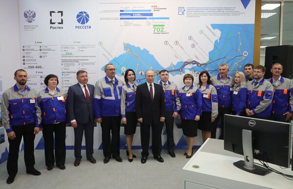 ولادیمیر پوتین، رئیس جمهور روسیه با کارکنان نیروگاه حرارتی بالکلاوا - شبه جزیره کریمیا - اسپوتنیک افغانستان  