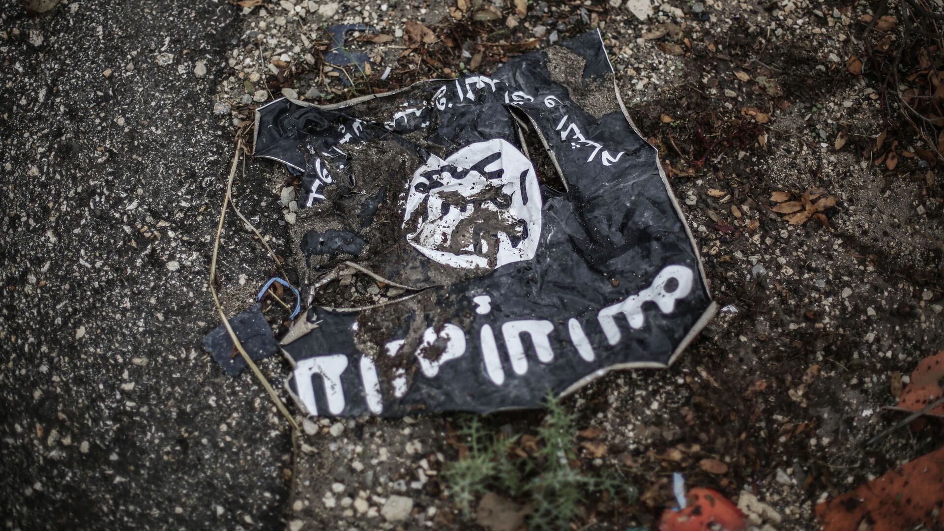 Флаг радикальной исламистской организации ИГИЛ (запрещена в России) на месте боев в провинции Латакия - اسپوتنیک افغانستان  , 1920, 13.12.2022