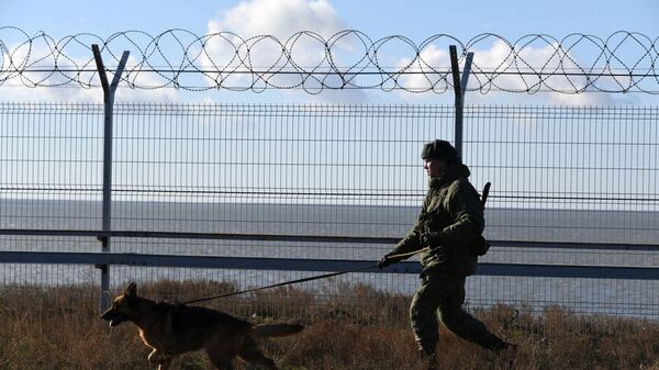 Заграждение на границе с Украиной в Крыму. Архивное фото - اسپوتنیک افغانستان  
