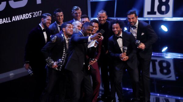 Актер Идрис Элба делает селфи с футболистами на церемонии награждения премией The Best по версии ФИФА в Великобритании - اسپوتنیک افغانستان  
