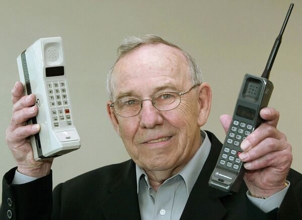 روی کرولوپ، طراح نخستین تلفون همراه در جهان، در یک کنفرانس خبری به مناسبت ۲۰ سالگی موبایل موتورولا DynaTAC 8000X در هامبورگ آلمان. - اسپوتنیک افغانستان  