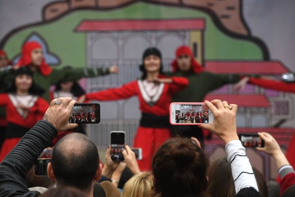 فلمبرداری با موبایل از جریان رقص جوانان در فستیوال فرهنگ گرجستانی در مسکو - اسپوتنیک افغانستان  