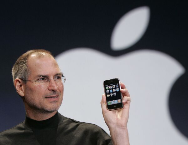 رئيس شرکت اپل، استیو جابس در حال معرفی تلفون هوشمند آیفون در سان فرانسیسکو - اسپوتنیک افغانستان  