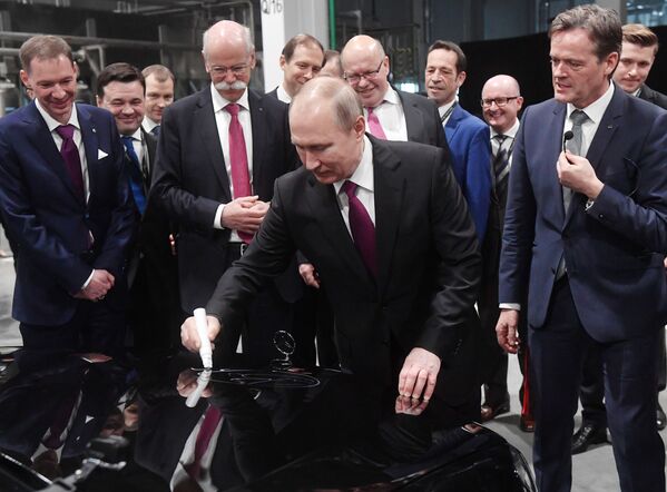 ولادیمیر پوتین، رئیس جمهور روسیه در مراسم افتتاحیه فابریکه مرسدس بنز در روسیه - اسپوتنیک افغانستان  