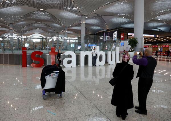 مسافرین در حال عکس‌گرفتن در میدان هوایی بین‌المللی جدید استانبول - اسپوتنیک افغانستان  