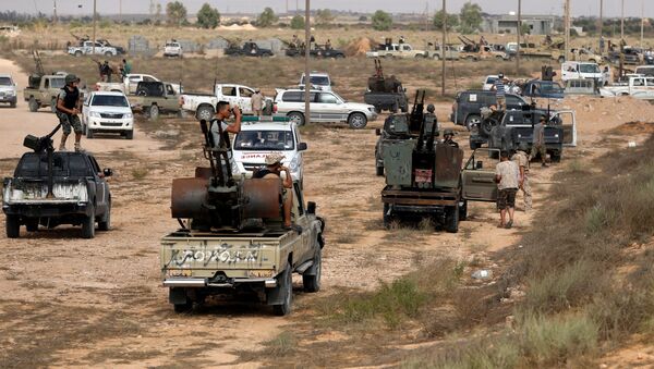 Ливийские военные, лояльные новому правительству, изучают позиции боевиков ИГИЛ в западной части города Сирт перед сражением  - اسپوتنیک افغانستان  