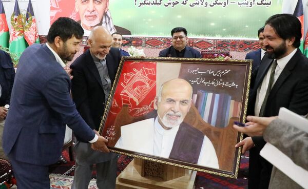 هدیه‌ی فاریابی‌ها به رئيس‌جمهور غنی و بانوی اول - اسپوتنیک افغانستان  