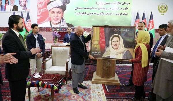 هدیه‌ی فاریابی‌ها به رئيس‌جمهور غنی و بانوی اول - اسپوتنیک افغانستان  