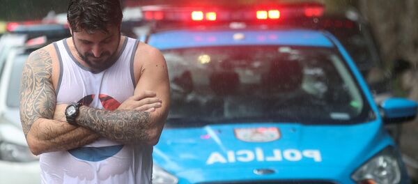 مرد برازیلی در محل لغزش زمین در نتیجه باران شدید - شهر ریو دو ژانیرو، برازیل - اسپوتنیک افغانستان  