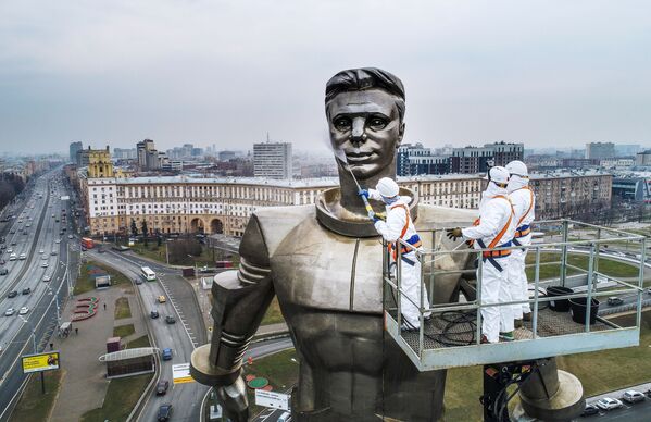 شستشوی مجسمه یوری گاگارین، نخستین فضانورد جهان - مسکو - اسپوتنیک افغانستان  