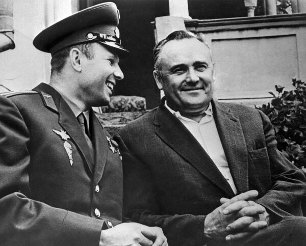 یوری گاگارین، پیلوت و فضانورد اتحاد جماهیر شوروی و سرگئی کارولف، طراح سیستم راکتی-فضایی شوروی - اسپوتنیک افغانستان  