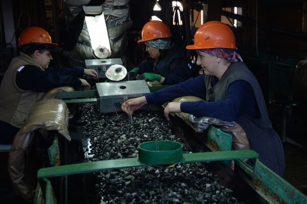 کارمندان شرکت استخراج معدن زمرد «مارینسکی پریسک» – سوردلوفسک، روسیه - اسپوتنیک افغانستان  