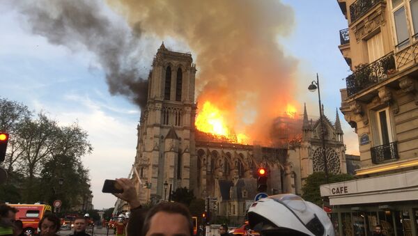 وقوع آتش‌سوزی در کلیسای نوتردام پاریس + تصاویر، ویدیو - اسپوتنیک افغانستان  