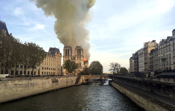 آتش‌سوزی در کلیسای نوتردام پاریس، فرانسه - اسپوتنیک افغانستان  