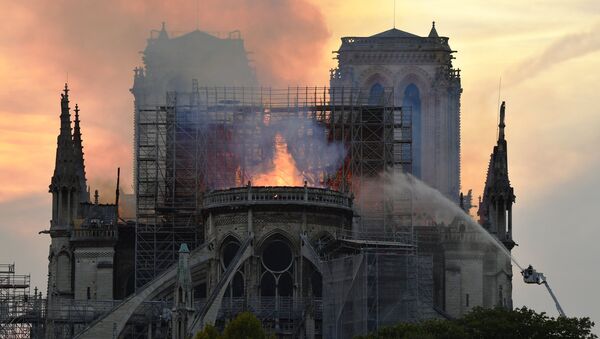احتمال می‌رود که کلیسای نوتردام پاریس امشب کاملاً بسوزد - اسپوتنیک افغانستان  