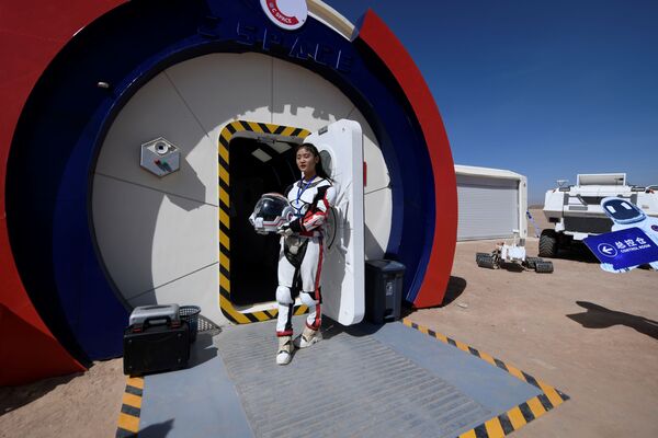 دختر راهنمای گردشگری در ورودی پایگاه چینی Mars Base 1 در بیابان گبی در ایالت گانسو - اسپوتنیک افغانستان  