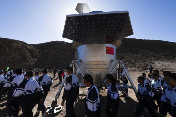 گروه کودکان هنگام بازدید از پایگاه چینی Mars Base 1 در بیابان گبی در ایالت گانسو - اسپوتنیک افغانستان  