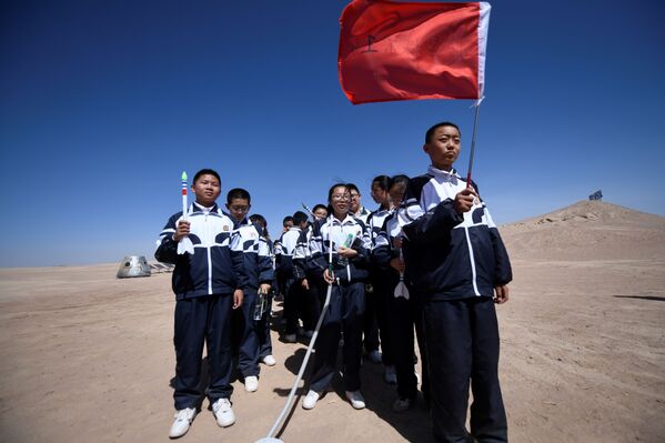 گروه کودکان هنگام بازدید از پایگاه چینی Mars Base 1 در بیابان گبی در ایالت گانسو - اسپوتنیک افغانستان  