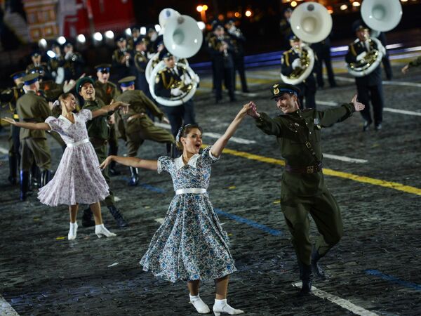 گروه هنری رقص معروف روسیه در مراسم افتتاح فسیتوال بین المللی موسیقی نظامی درمیدان سرخ - اسپوتنیک افغانستان  