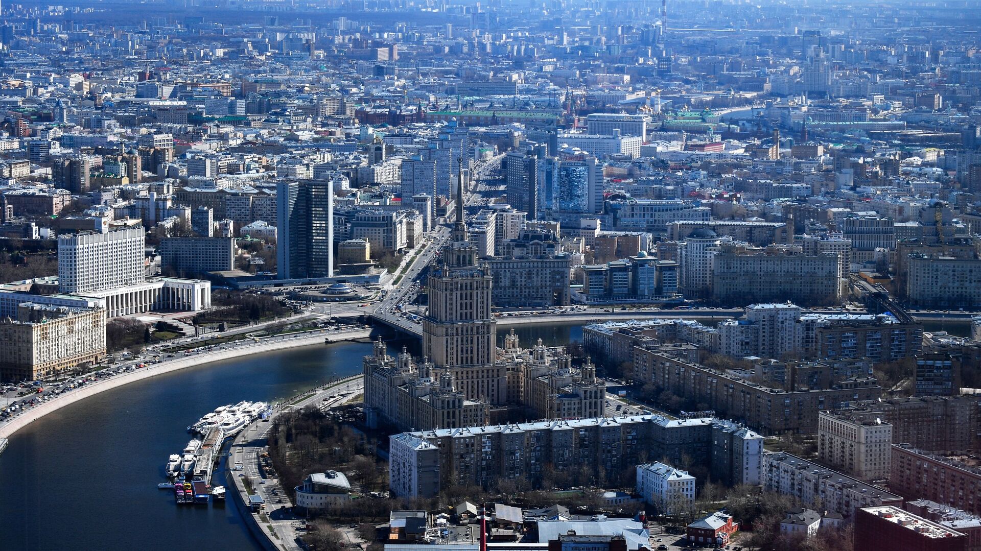 Вид на Москву со смотровой площадки PANORAMA360, расположенной на 89-м этаже башни Федерации международного делового центра Москва-Сити - اسپوتنیک افغانستان  , 1920, 06.07.2022