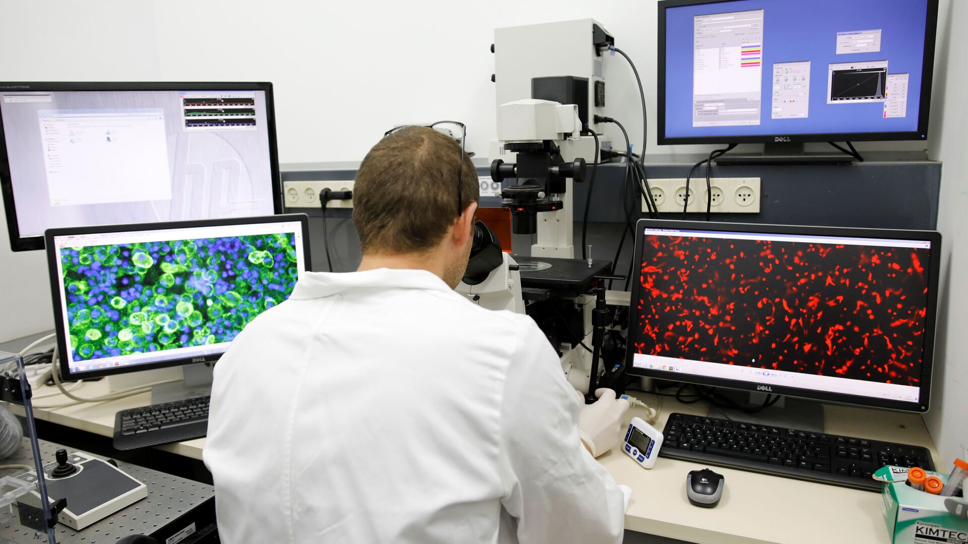 Лаборант смотрит в микроскоп во время демонстрации первого в мире живого сердца, напечатанного на 3D-принтере, Тель-Авив, Израиль - اسپوتنیک افغانستان  , 1920, 27.02.2022