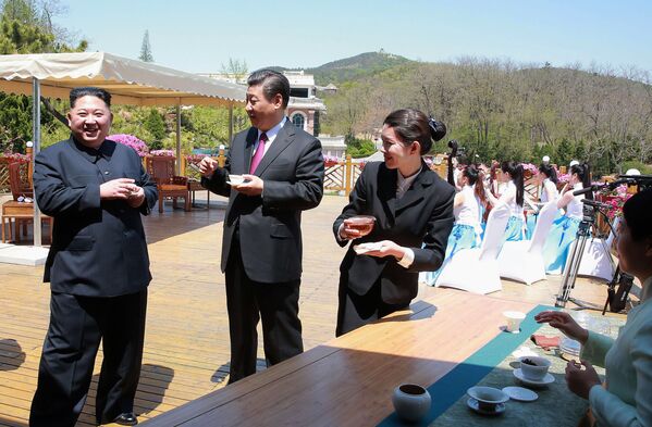 رهبر کوریای شمالی در حال نوشیدن چای با رهبر چین در شهر دالیان چین - اسپوتنیک افغانستان  