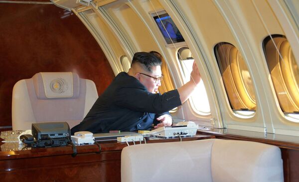 رهبر کوریای شمالی در هواپیمای شخصی خود قبل از سفر به پکن - اسپوتنیک افغانستان  