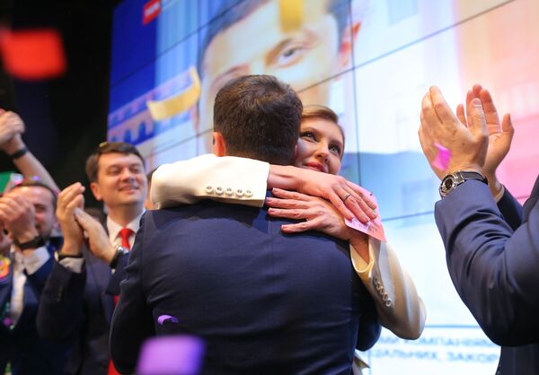 ولادیمیر زیلنسکی، رئیس جمهور منتخب اوکراین با همسر خود النا زیلنسکی - اسپوتنیک افغانستان  