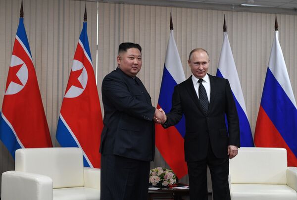 کیم جونگ اون، رهبر کوریای شمالی و ولادیمیر پوتین، رئيس جمهور روسیه در جریان نشست دوجانبه در جزیرهٔ روسکی در ولادیوستوک روسیه - اسپوتنیک افغانستان  