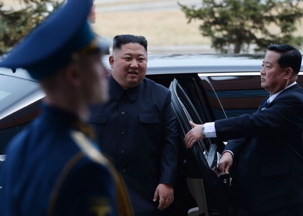 کیم جونگ اون، رهبر کوریای شمالی قبل از دیدار با ولادیمیر پوتین، رئیس جمهور روسیه در ولادیوستوک روسیه - اسپوتنیک افغانستان  
