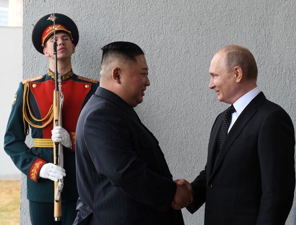 کیم جونگ اون، رهبر کوریای شمالی و ولادیمیر پوتین، رئيس جمهور روسیه در جریان نشست دوجانبه در جزیرهٔ روسکی در ولادیوستوک روسیه - اسپوتنیک افغانستان  