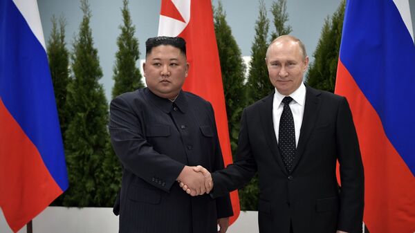 Лидер КНДР Ким Чен Ын и президент России Владимир Путин во время встречи в кампусе ДВФУ во Владивостоке - اسپوتنیک افغانستان  