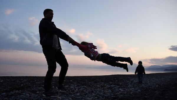 بازی پدر با کودک – قریه مارسکوی، شبه جزیره کریمیا - اسپوتنیک افغانستان  