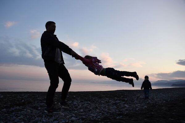 بازی پدر با کودک – قریه مارسکوی، شبه جزیره کریمیا - اسپوتنیک افغانستان  