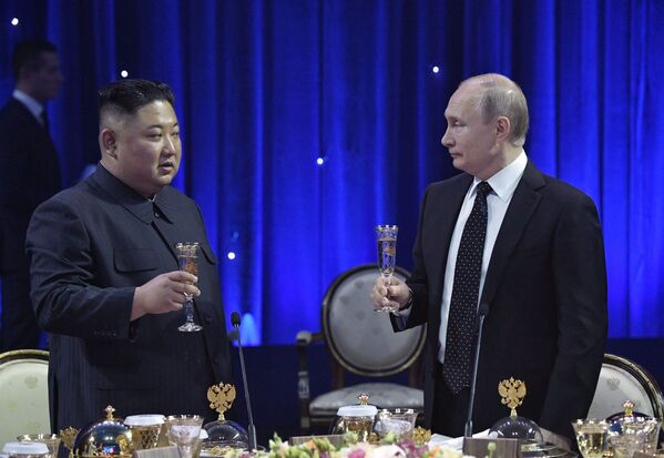 دیدار ولادیمیر پوتین، رئیس جمهور روسیه و کیم جونگ اون، رهبر کوریای شمالی – ولادیوستوک، روسیه - اسپوتنیک افغانستان  