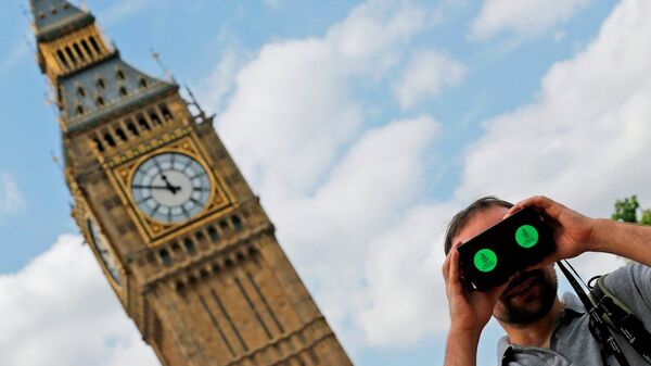A man looks through a virtual reality device that shows a 360 degree view of the city of Aleppo, Syria during an Amnesty International protest in Parliament Square to urge the British government to do more to help Syrian refugees, London, Saturday, July 11, 2015. - اسپوتنیک افغانستان  