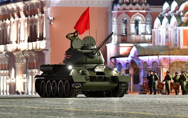 تانک Т-34-85 در تمرین شبانه رسم گذشت پیروزی - میدان سرخ، مسکو - اسپوتنیک افغانستان  