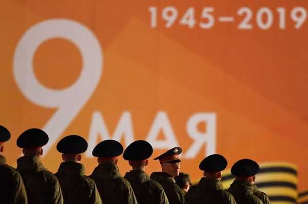 تمرین رسم گذشت نطامی به مناسبت ۷۴ مین سالگرد پیروزی روسیه در جنگ جهانی دوم – میدان سرخ، مسکو - اسپوتنیک افغانستان  