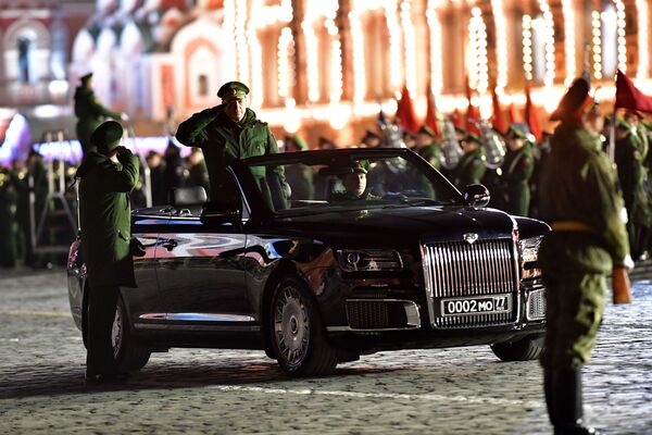 موتر کابریولت  Aurus Senat در تمرین شبانه رسم گذشت پیروزی - میدان سرخ، مسکو - اسپوتنیک افغانستان  